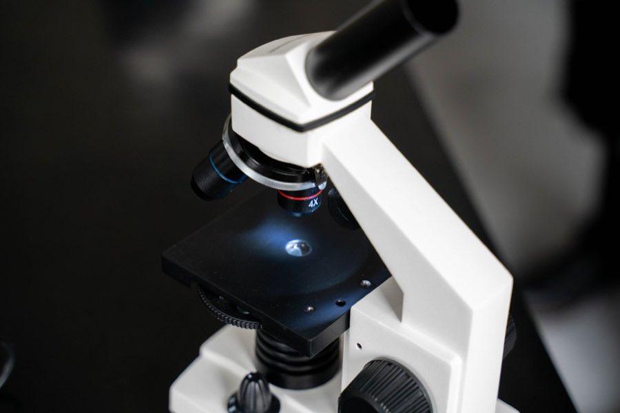 Laboratory microscope in low light